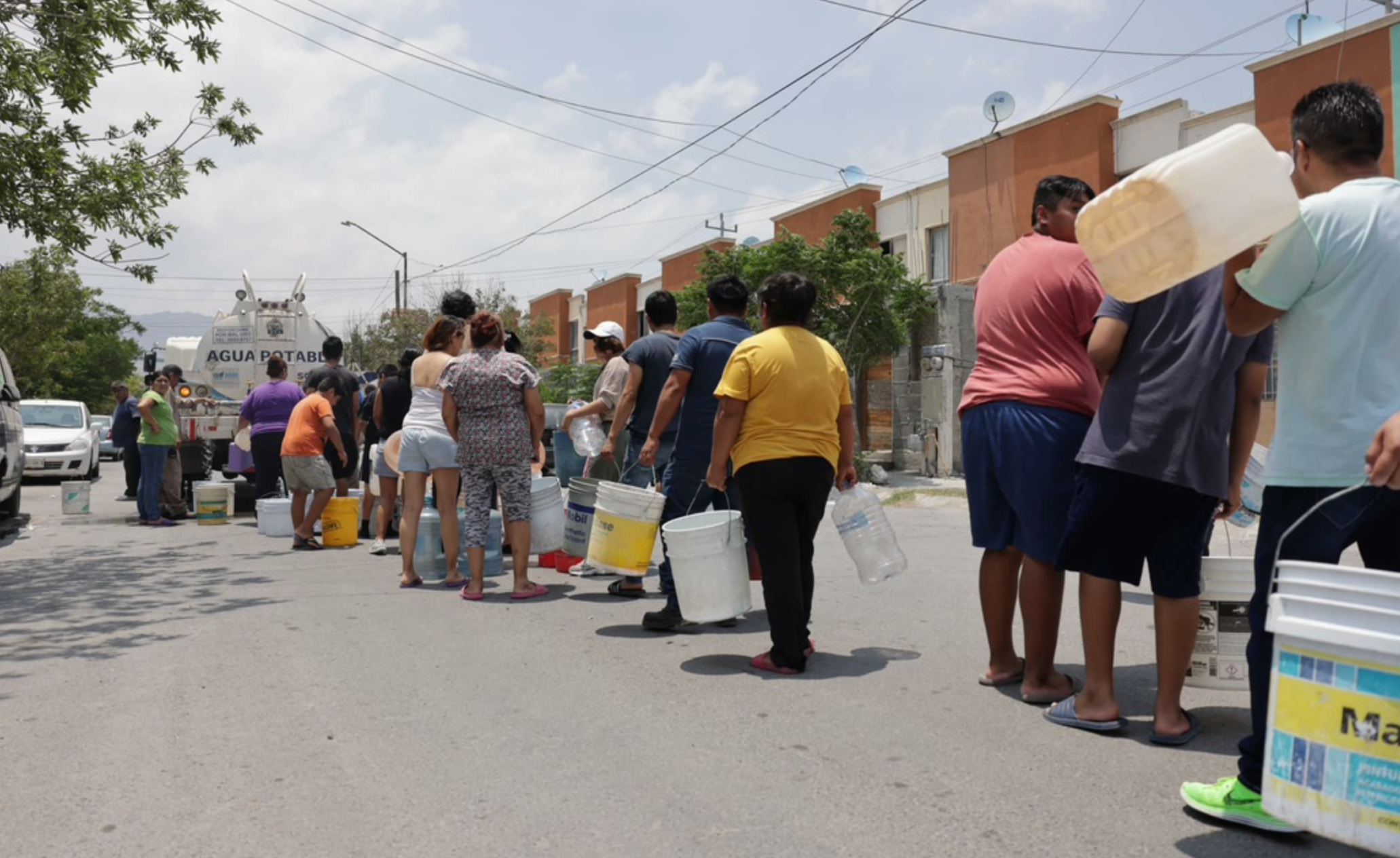 Colonias se quedan sin agua en plena ola de calor en NL